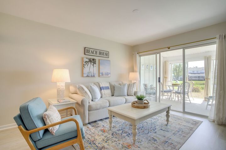 Porch & Water Views: Getaway in Mallard Lakes