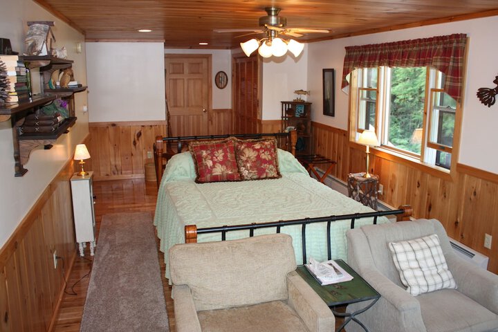 Kiwassa Lake Bed & Breakfast