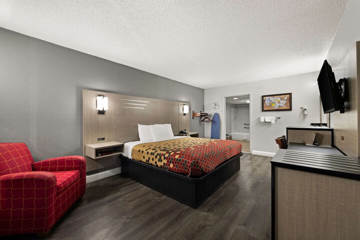 Room 13 of 28