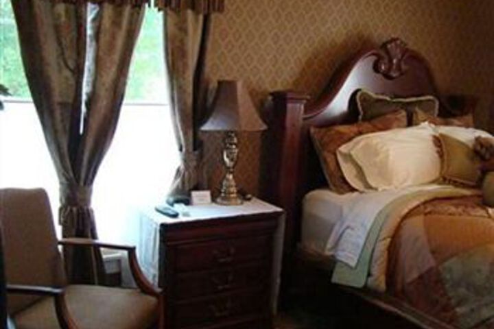 Vintage Charm Bed & Breakfast Hotel