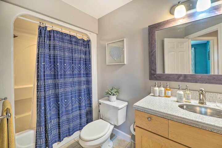 Cozy Whitehall Hideaway w / Hot Tub + Chiminea!