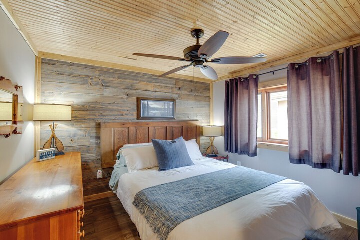 Lakefront Cottage w / Deck Near Indiana Beach!