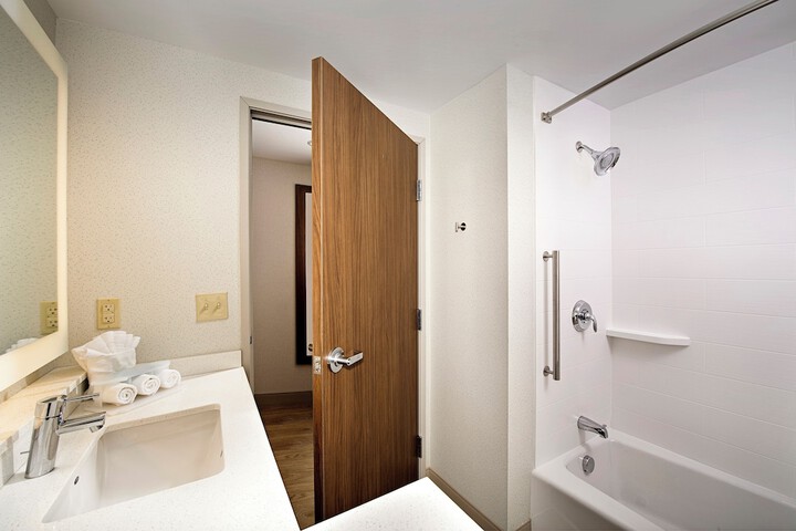 Holiday Inn Express & Suites Altoona by IHG
