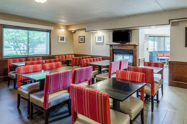 Comfort Inn & Suites West Springfield