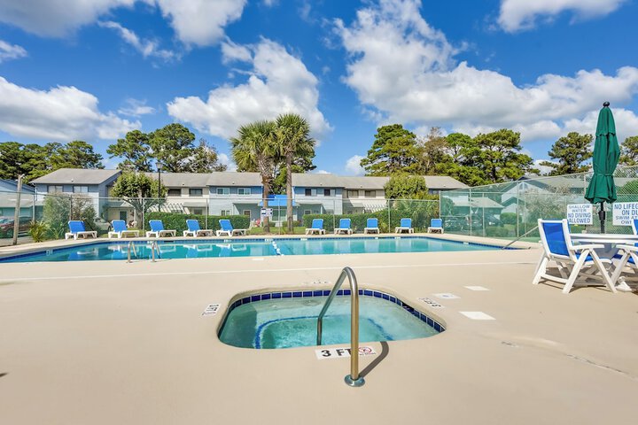 Warm Weather Escape! Golf & Relax in Little River