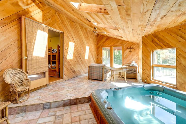Spacious Woodbury Home w / Pool + Hot Tub!