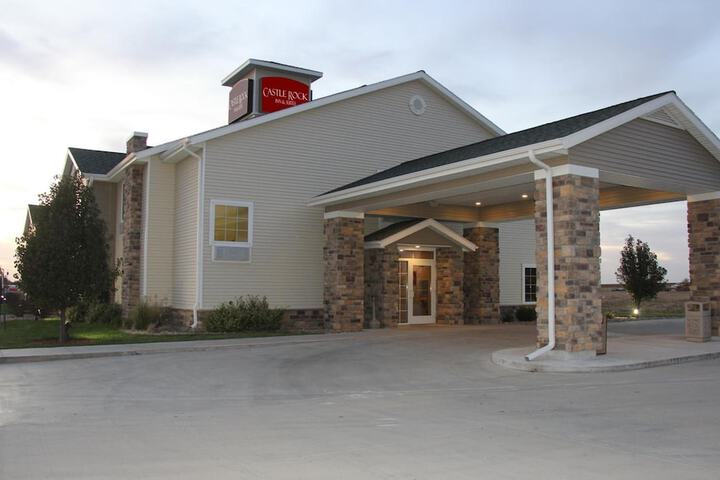 Castle Rock Inn & Suites