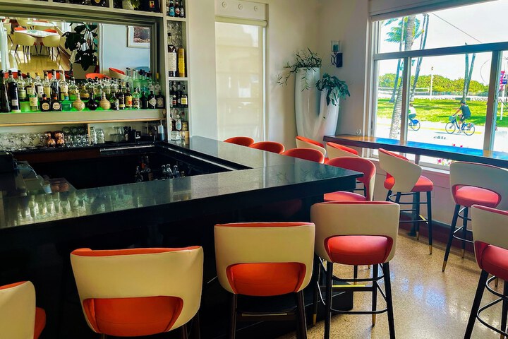 Lounge 61 of 77