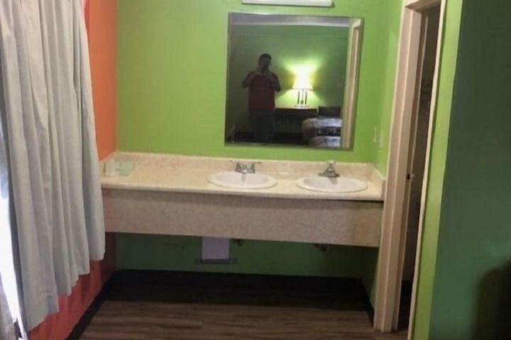 Room 6 of 8