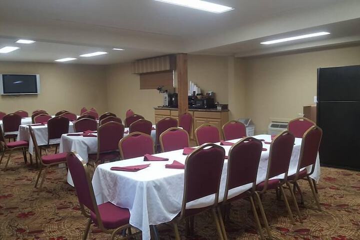 Sunday House Inn and Suites