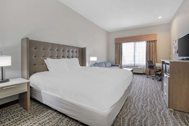 Best Western Plus Peppertree Inn at Omak