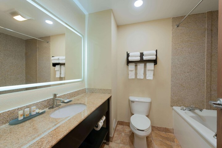 La Quinta Inn & Suites by Wyndham Columbus - Grove City