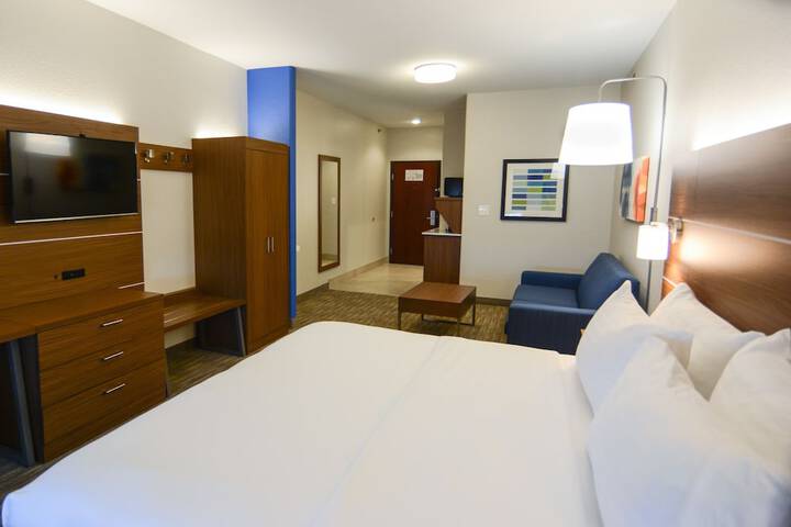 Holiday Inn Express & Suites New Boston by IHG