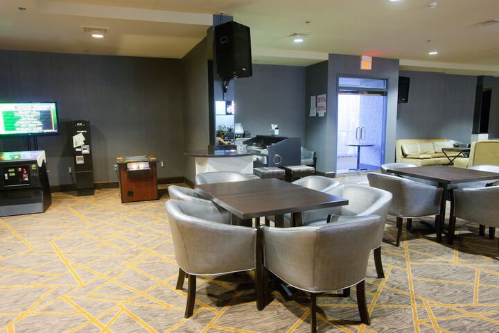 Lounge 28 of 36