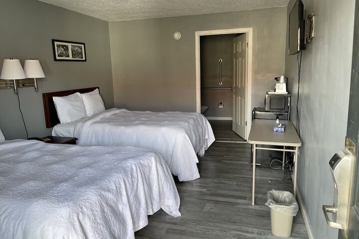 COVERED BRIDGE INN & SUITES