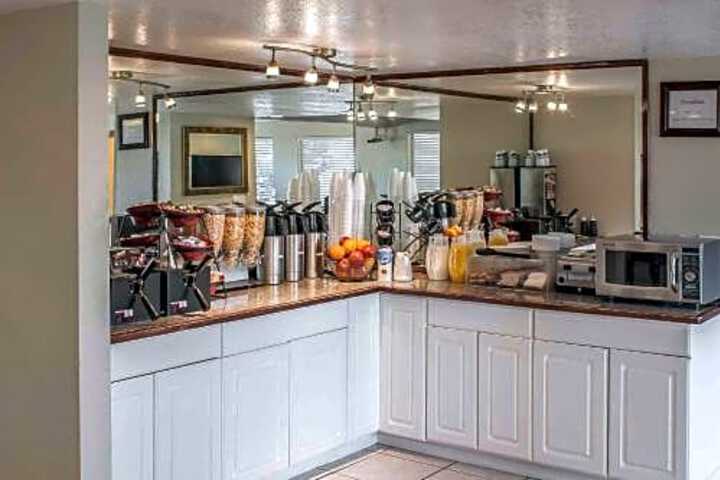 Rodeway Inn & Suites