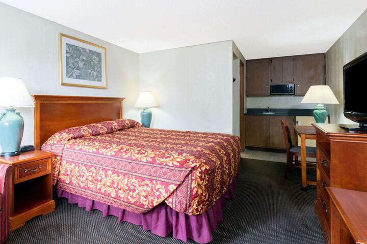 Room 6 of 13