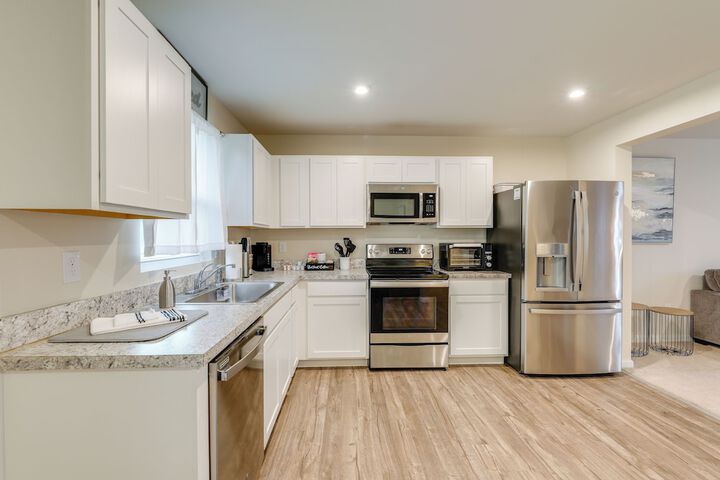 Sunlit Milford Townhome 2 Mi to Riverwalk!