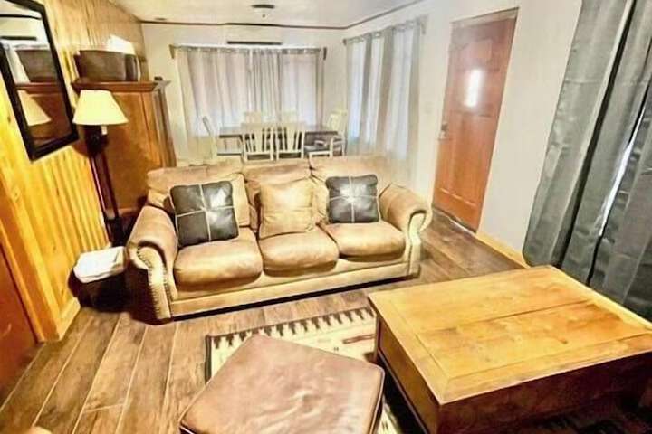 Cozy Cabin Retreat in Midway