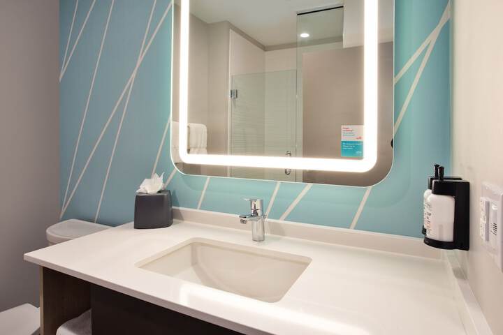 avid hotel Detroit Warren by IHG