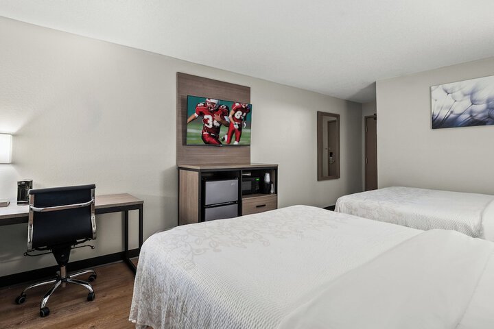 Red Roof Inn PLUS+ Belleville