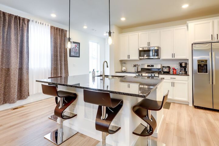 9 Mi to Airport: Commerce City Townhome w / Deck