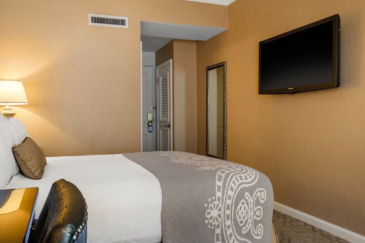 Room 118 of 200
