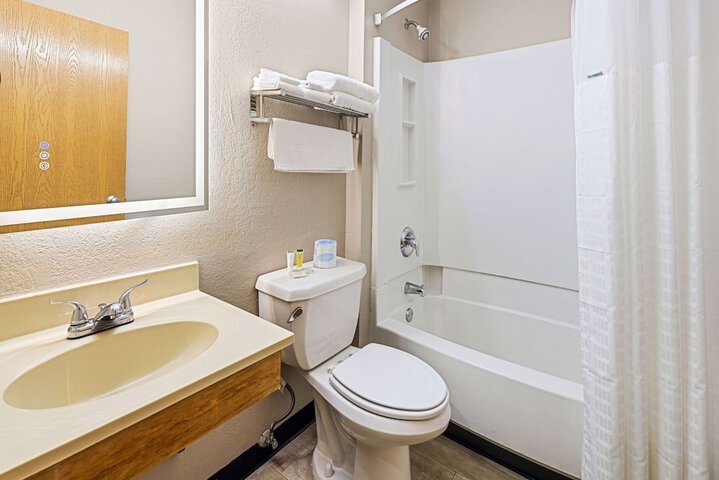 Super 8 by Wyndham Pittsburgh / Monroeville