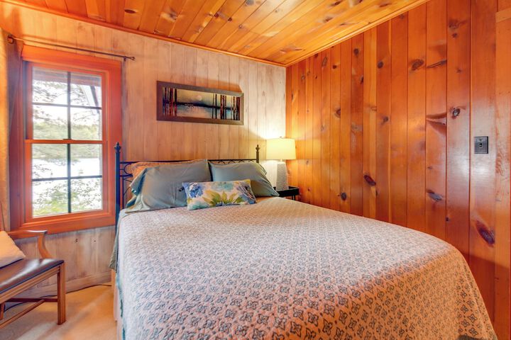 Lakefront Cabin w / Private Dock & Fire Pit!
