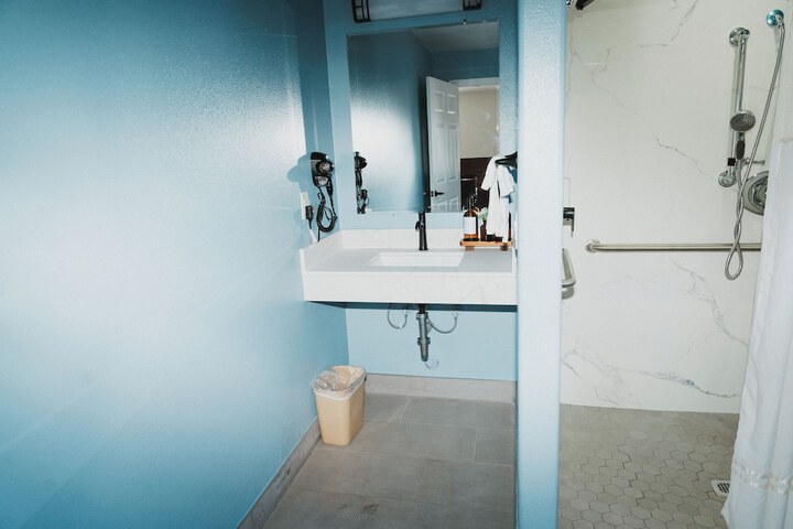 Room 17 of 34