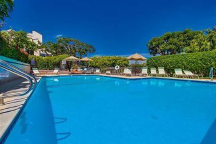 Newly remodeled Beach 2 Br condo by RedAwning