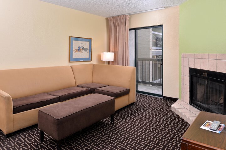 Room 10 of 24