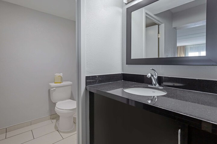 Clarion Hotel & Suites BWI Airport North