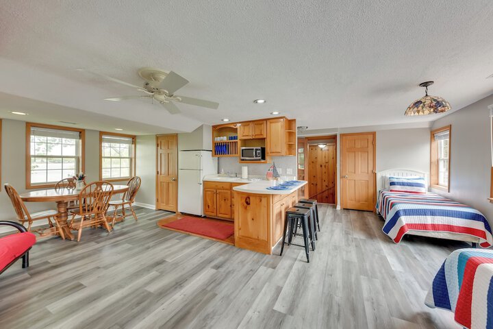 Pistakee Lake Estate w / Boat Dock & Hot Tub!