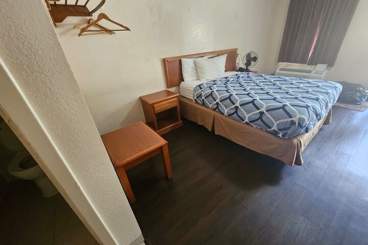 Room 16 of 19