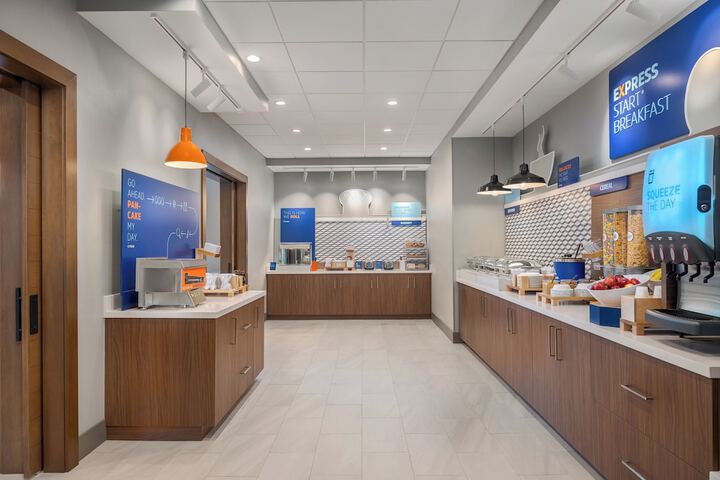 Holiday Inn Express & Suites DFW Airport Southwest - Euless