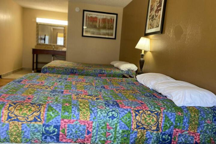 DELUXE INN