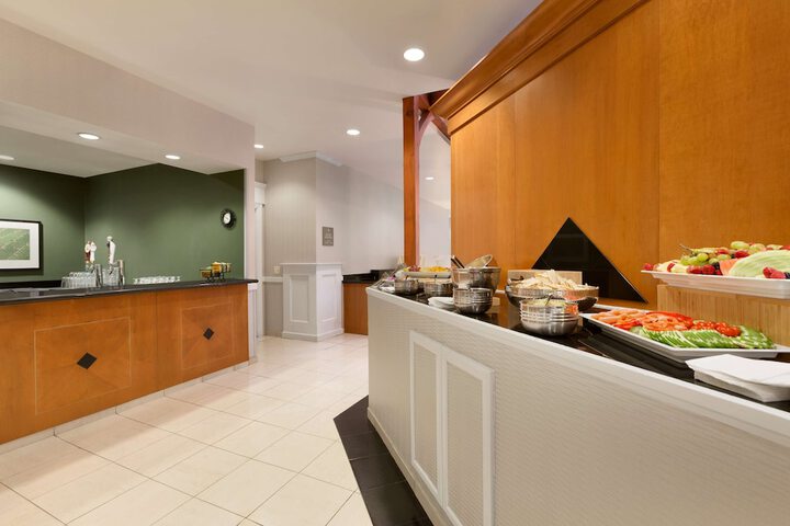Embassy Suites by Hilton Newark Wilmington South