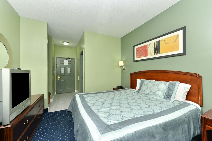 Room 4 of 8