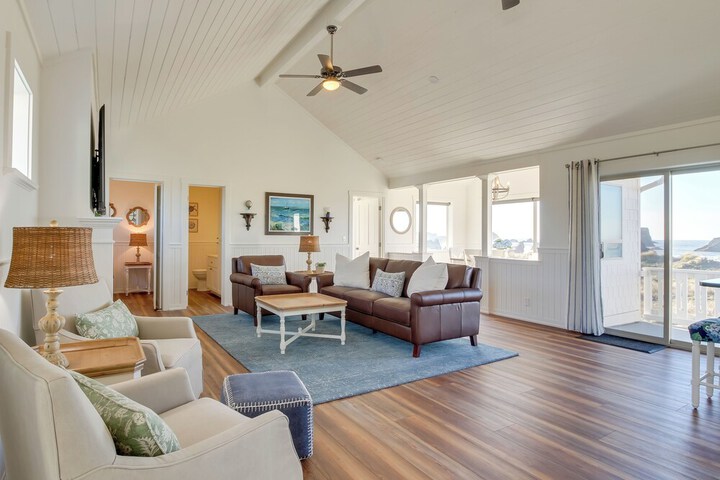 Scenic Bandon Vacation Rental w / Beach Access!