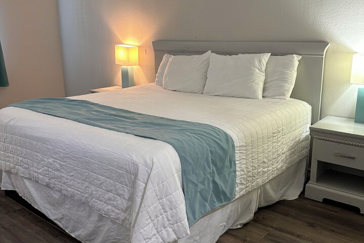 Room 13 of 18