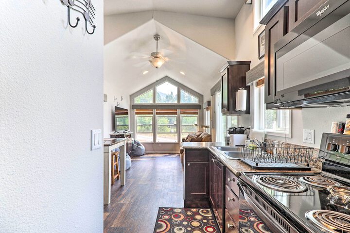 Eureka Tiny Home w / Hot Tub & Community Beach!