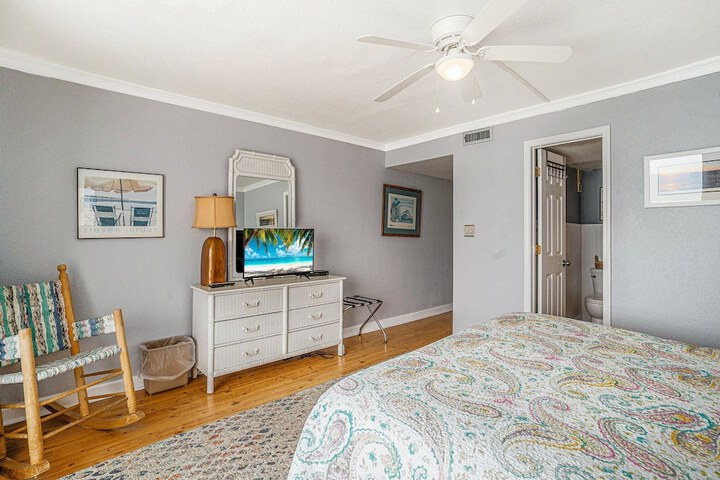 0401 Waters Edge Resort 3 Bedroom Condo by RedAwning