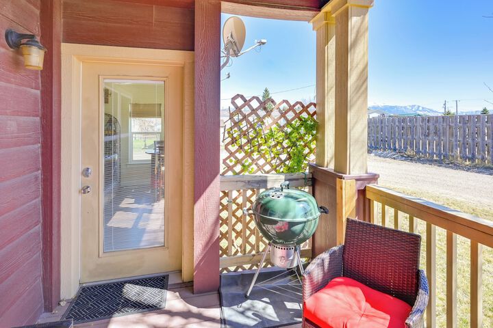 Walk to Main St! Ennis Townhome w / Balcony