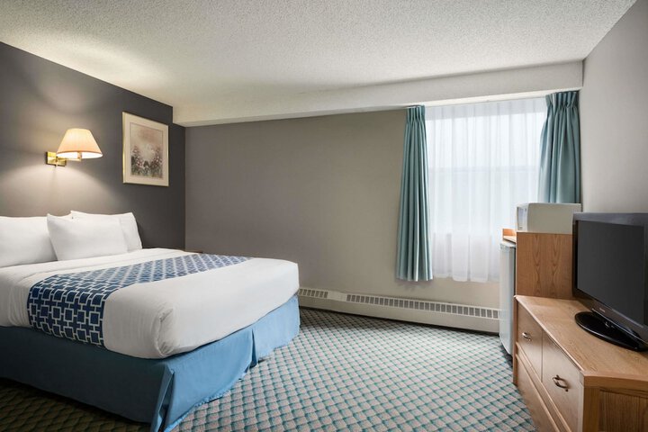 Room 6 of 24
