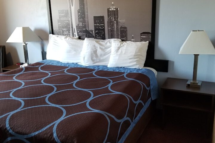 Super 8 by Wyndham Bellingham Airport / Ferndale
