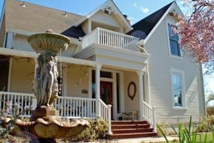 Vine Hill Inn B & B