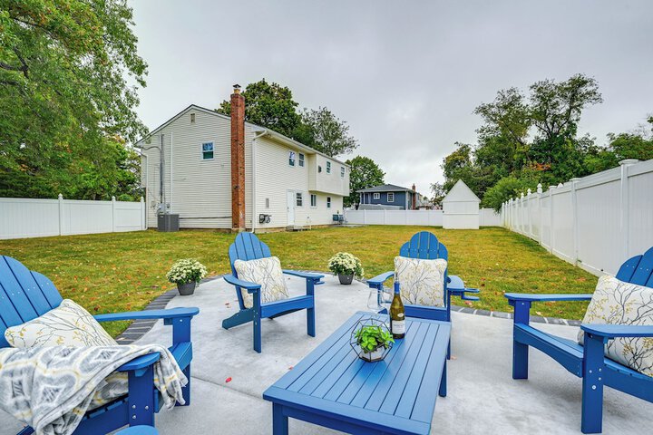 Bay Shore Vacation Rental w / Shared Yard!