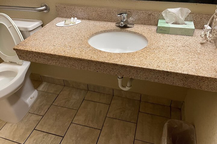 Days Inn & Suites by Wyndham Waterloo