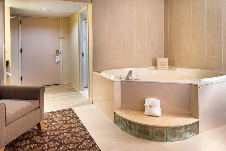 Holiday Inn Hotel & Suites Warren by IHG
